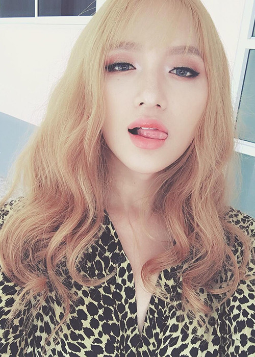 Hương Giang đã táo bạo nhuộm vàng mái tóc xoăn gợn sóng và lựa chọn đeo lens sáng màu.