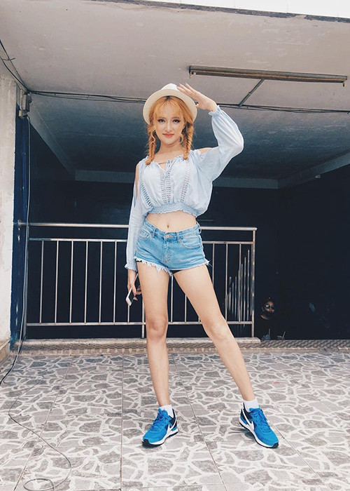 Hương Giang Idol thu hút mọi ánh nhìn dù chọn kiểu tóc buông xõa tự nhiên hay thắt bím hai bên.