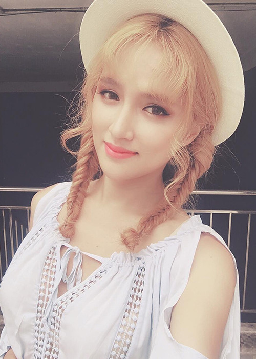 Cùng với màu tóc, Hương Giang còn thay đổi phong cách. Cô lựa chọn kiểu trang điểm nhẹ nhàng.