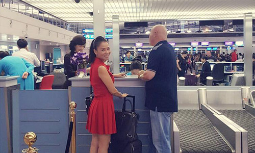 Thu Minh tien chong di cong tac nuoc ngoai giua lum xum