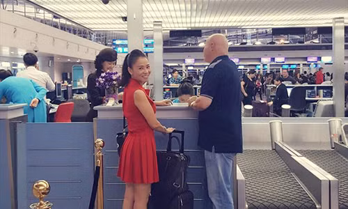 Thu Minh tien chong di cong tac nuoc ngoai giua lum xum