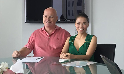 Thu Minh tien chong di cong tac nuoc ngoai giua lum xum-Hinh-3