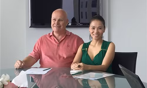 Thu Minh tien chong di cong tac nuoc ngoai giua lum xum-Hinh-3