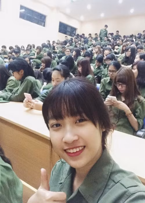 Ngoài bị “tố” xúc phạm giáo viên và làm răng, tân Hoa hậu Việt Nam 2016 còn gây tranh cãi về nhan sắc đời thường. 