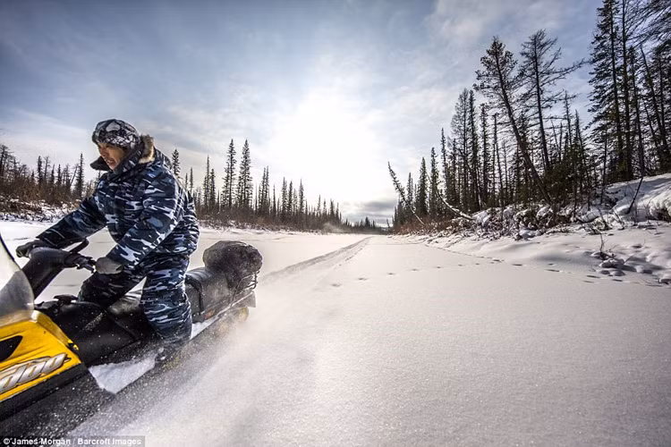 Yegor Dyachkovsky hỗ trợ Ion Maxsimovic trong công việc săn bắn. Ion cho biết Yegor là “một người ít nói nhưng chăm chỉ”. 