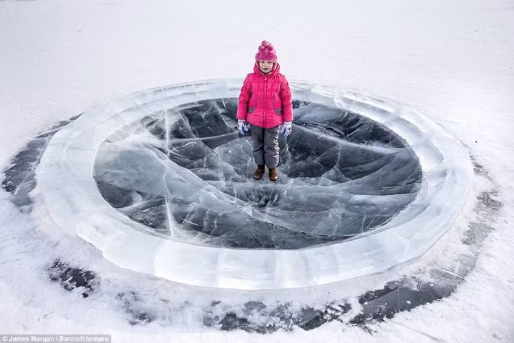 Một cô bé đứng trên sân chơi đóng băng ở thành phố lạnh nhất thế giới, thủ phủ Sakha - khu dân cư lớn duy nhất trên trái đất được xây dựng trên tầng băng vĩnh cửu.