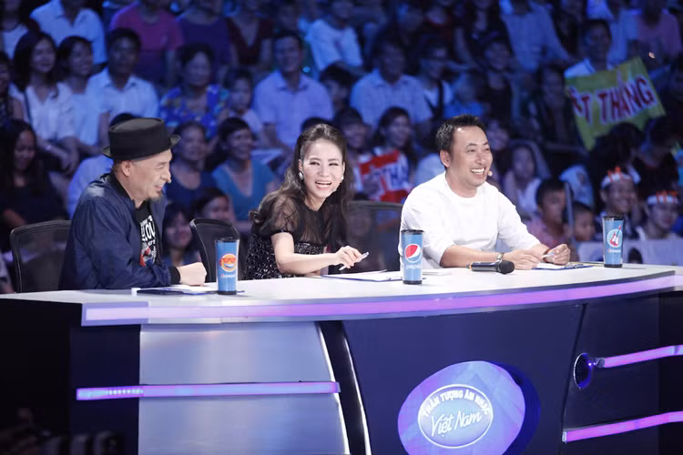 Thu Minh vui ve di cham thi du vang chong thap tung-Hinh-3