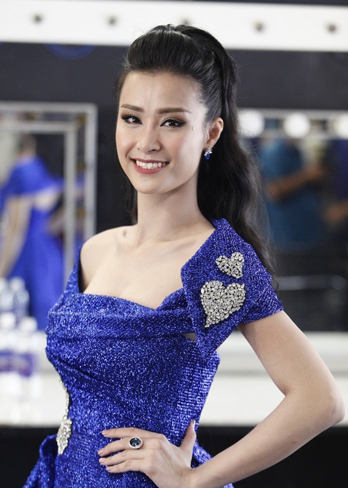 Hậu trường Gala 4 Vietnam Idol 2016 còn có sự xuất hiện của ca sĩ Đông Nhi. Cô tham gia chương trình với vai trò khách mời. 