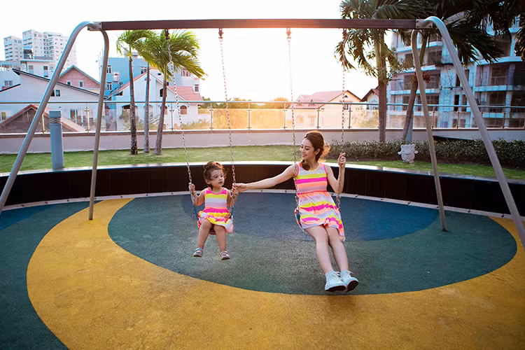 Gần đây, Jennifer Phạm ít xuất hiện tại các sự kiện do dành nhiều thời gian cho cậu con trai Bảo Nam về Việt Nam nghỉ hè. 