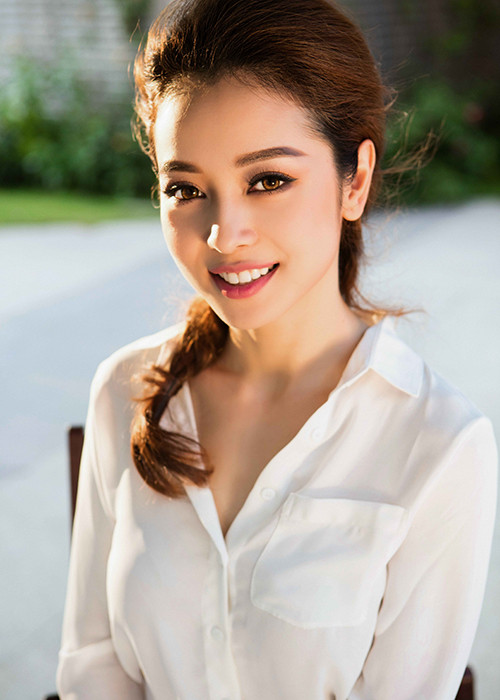  Bộ ảnh Jennifer Phạm được thực hiện bởi nhiếp ảnh gia Tiên Nguyễn với sự hỗ trợ của ê-kíp: stylist Tân Đà Lạt, trang điểm Phúc Nghĩa, làm tóc Võ Cường Bằng Nguyễn.