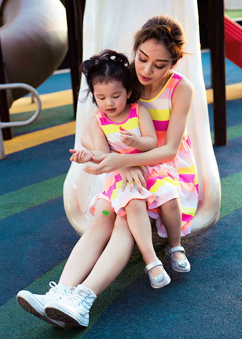 Trong buổi dạo chơi,Jennifer Phạm diện trang phục đồng điệu với thiên thần nhỏ của mình. 