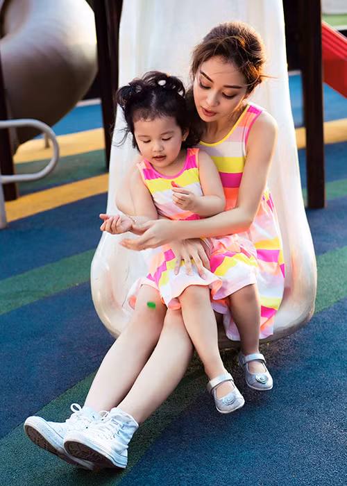 Trong buổi dạo chơi,Jennifer Phạm diện trang phục đồng điệu với thiên thần nhỏ của mình. 