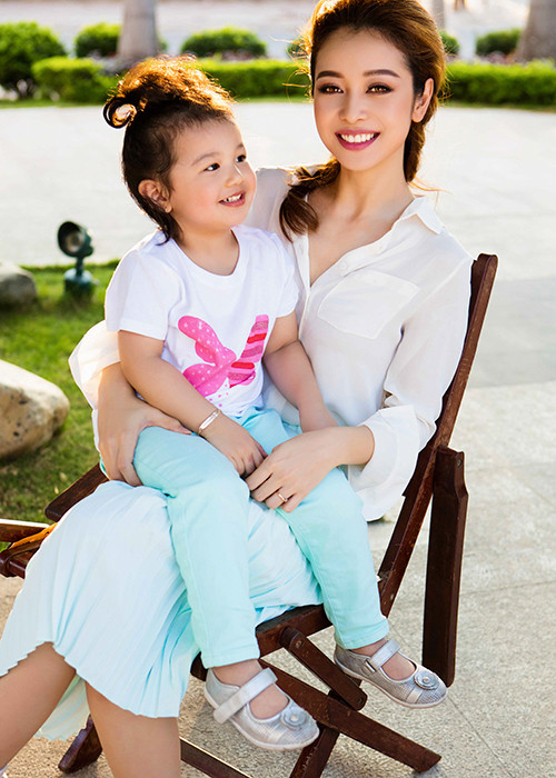 Sắp tới đây, Jennifer Phạm sẽ tham gia trao giải cho cuộc thi Hoa hậu Bản sắc Việt. Sau đó cô sẽ ngưng nhận show vài tháng để tập trung vào công việc kinh doanh của mình và ông xã. 