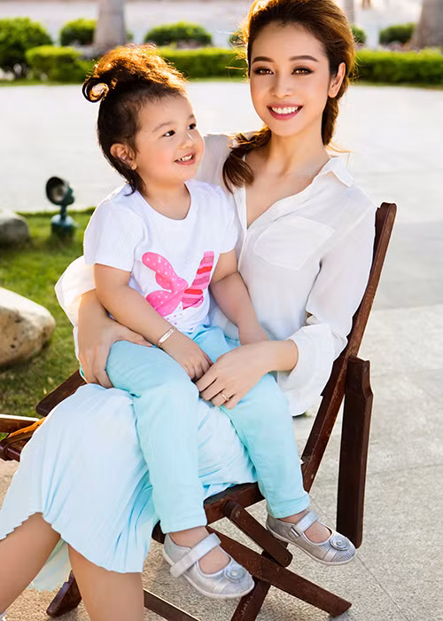 Sắp tới đây, Jennifer Phạm sẽ tham gia trao giải cho cuộc thi Hoa hậu Bản sắc Việt. Sau đó cô sẽ ngưng nhận show vài tháng để tập trung vào công việc kinh doanh của mình và ông xã. 