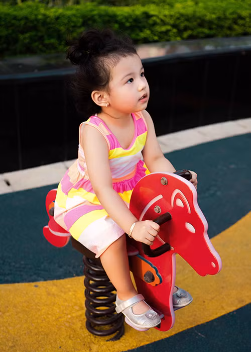 Con gái Jennifer Phạm sở hữu những nét đẹp của cả bố lẫn mẹ. Cô nhóc còn được khen càng ngày càng dễ thương, đáng yêu. 