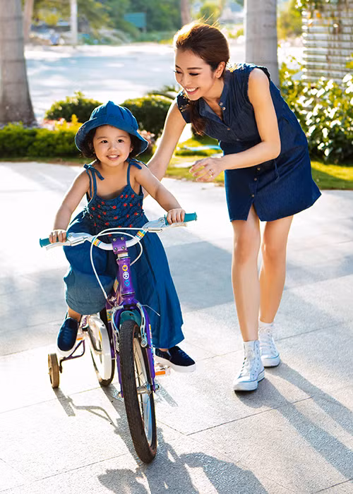 Dù bận rộn với công việc nhưng Jennifer Phạm vẫn dành nhiều thời gian vui đùa cùng con gái. 