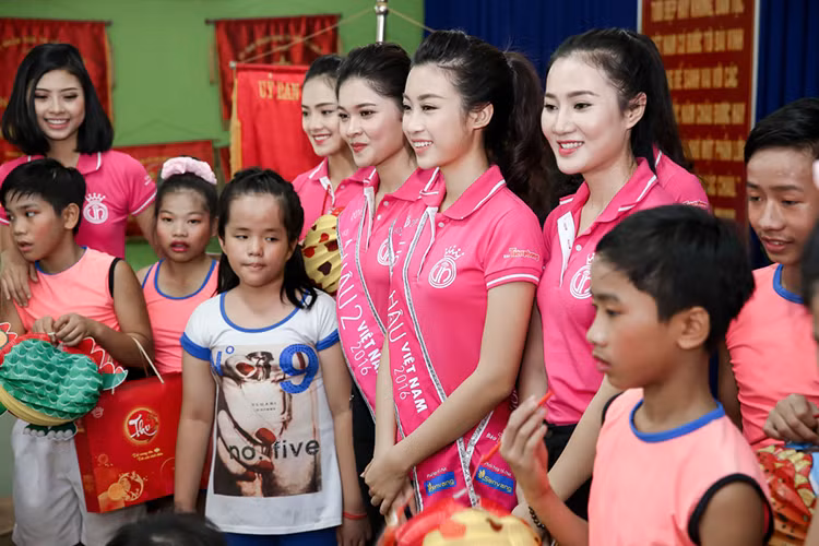 Top 10 cuộc thi Hoa hậu Việt Nam 2016 đã trao những phần bánh trung thu và những chiếc lồng đèn đầy màu sắc cho trẻ em tại trung tâm.