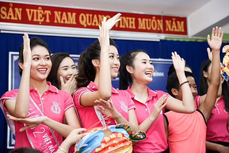 Các người đẹp đã có những giờ phút vui vẻ bên các em nhỏ cũng như hào hứng hát các ca khúc thiếu nhi.