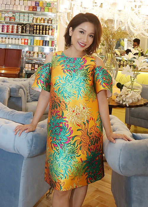 Mỹ Linh đã chọn mặc chiếc váy phom rộng với họa tiết hoa cúc làm điểm nhấn để giấu đường cong cơ thể.