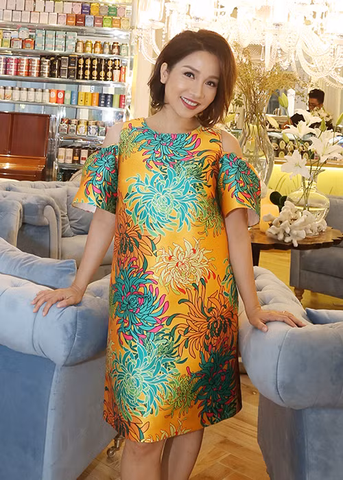 Mỹ Linh đã chọn mặc chiếc váy phom rộng với họa tiết hoa cúc làm điểm nhấn để giấu đường cong cơ thể.