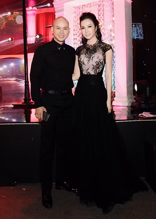 Người đẹp chụp hình kỉ niệm với ca sĩ Phan Đinh Tùng ở hậu trường.