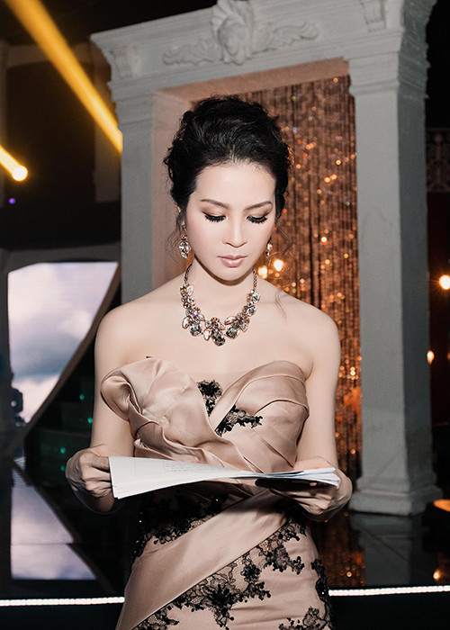 Cận cảnh nhan sắc không tuổi của nữ MC đa tài.