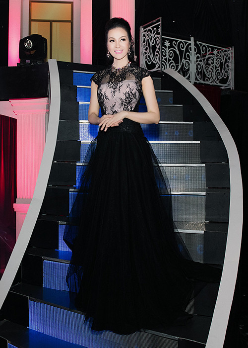 Hình ảnh MC Thanh Mai sang trọng, quý phái trong buổi ghi hình chương trình “Tình khúc vượt thời gian”.