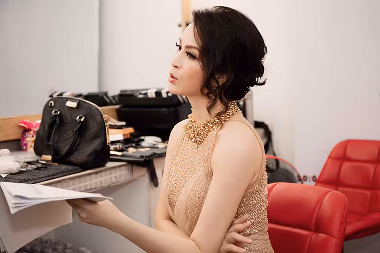 Người đẹp sinh năm 1976 vừa kinh doanh vừa làm MC, giám khảo các cuộc thi nhan sắc...