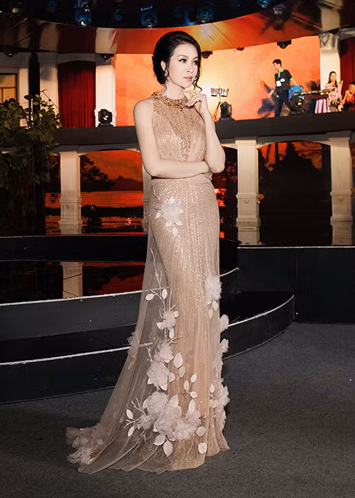 Dù đã hơn 40 tuổi nhưng Á hậu Điện ảnh 1992 vẫn giữ được nhan sắc trẻ trung khiến nhiều người ghen tị.