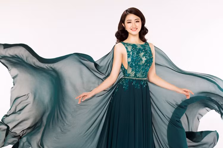 Hoa hau Thu Ngan dung hang Ngoc Trinh Ai mac dep hon