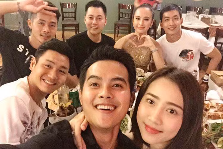 Angela Phuong Trinh di tu thien cung ban trai man anh-Hinh-4