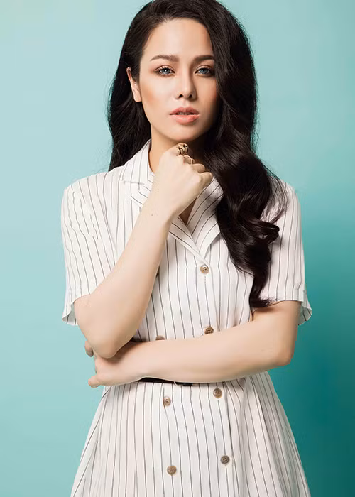 Trong bộ ảnh mới, Nhật Kim Anh diện những set đồ trẻ trung, thanh lịch. 