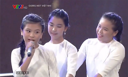 Noo Phuoc Thinh xin Dong Nhi nhan nhom hoc tro cua minh