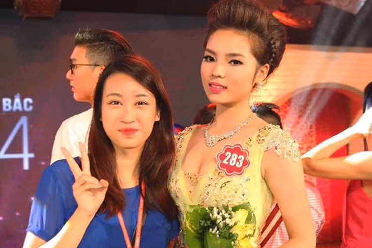 Đỗ Mỹ Linh và Kỳ Duyên có dịp đọ sắc vào 2 năm trước. Vào lúc đó, Mỹ Linh đến cổ vũ cho Kỳ Duyên tại cuộc thi Hoa hậu Việt Nam 2014. 