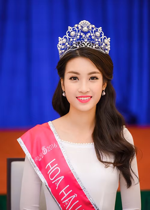 Hoa hau Do My Linh xuat hien rang ro sau dang quang-Hinh-2