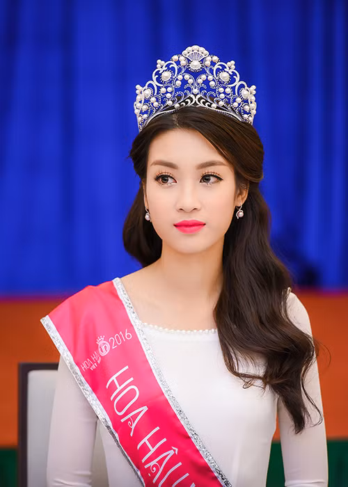 Hoa hau Do My Linh xuat hien rang ro sau dang quang-Hinh-3