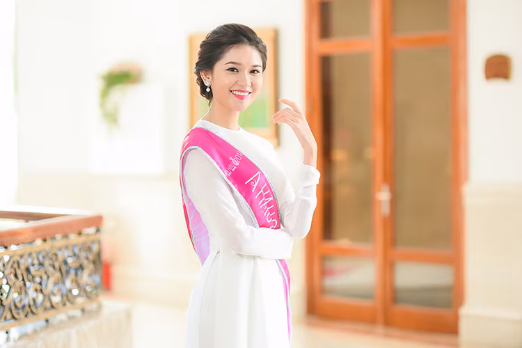 Hoa hau Do My Linh xuat hien rang ro sau dang quang-Hinh-9
