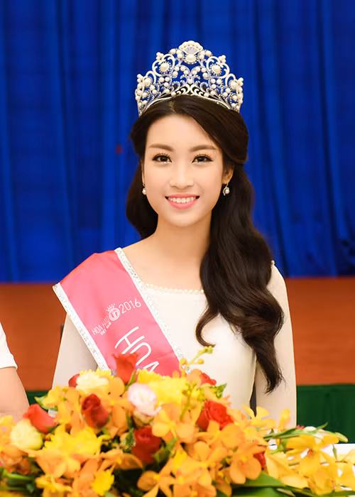 Hoa hau Do My Linh xuat hien rang ro sau dang quang-Hinh-4