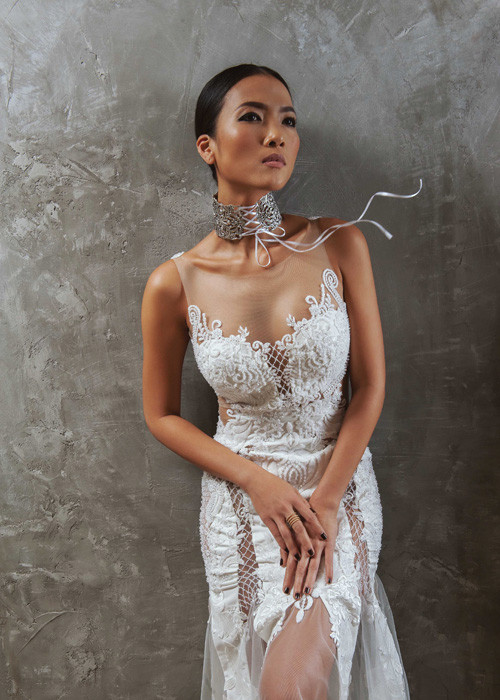 Bằng cách sử dụng lớp nền màu da cho các thiết kế mới, NTK Trương Thanh Hải làm nổi bật hơn sự nữ tính của ren. 