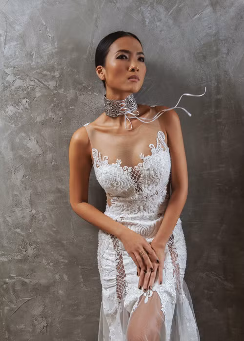 Bằng cách sử dụng lớp nền màu da cho các thiết kế mới, NTK Trương Thanh Hải làm nổi bật hơn sự nữ tính của ren. 