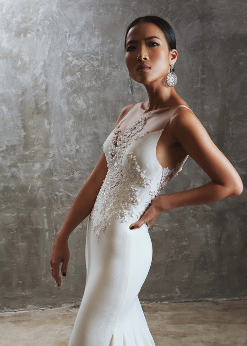 Trong bộ ảnh diện váy cưới, Bằng Lăng vừa quyến rũ vừa mạnh mẽ và hoang dại với làn da rám nắng. 