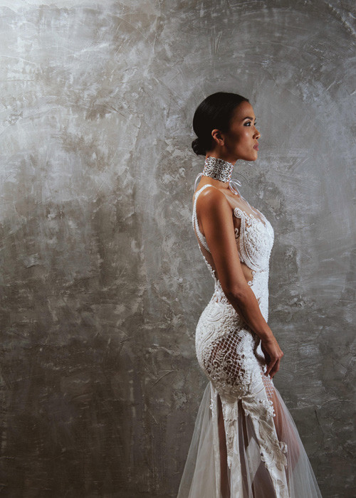 Không còn những cắt cúp gò bó hay những thanh hỗ trợ ôm eo và nâng ngực, các mẫu váy cưới mới thiên về sự tự nhiên, phóng khoáng và thoải mái cho cô dâu. 