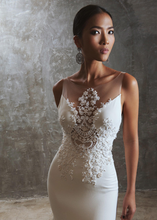 Nhà thiết kế cũng không bỏ qua xu hướng xuyên thấu vốn được yêu thích vì mang lại sự gợi cảm cho người mặc. 