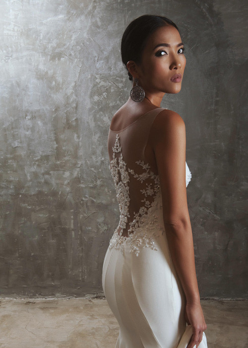 Trong lần trở về này, siêu mẫu một thời còn nhận lời mời chụp ảnh cho BST váy cưới mới đầy quyến rũ của NTK Trương Thanh Hải. 