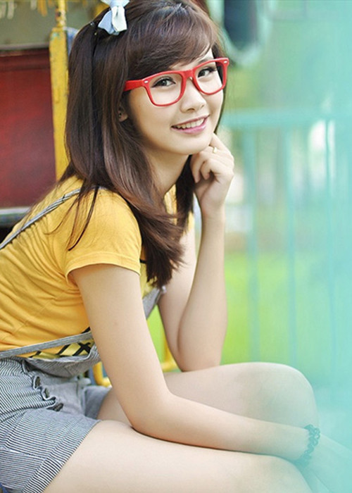 Hương Ly năm nay 22 tuổi, đến từ Hải Dương. Ở ngoài đời, người đẹp có vẻ hồn nhiên, trẻ trung đúng lứa tuổi.