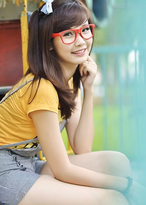 Hương Ly năm nay 22 tuổi, đến từ Hải Dương. Ở ngoài đời, người đẹp có vẻ hồn nhiên, trẻ trung đúng lứa tuổi.