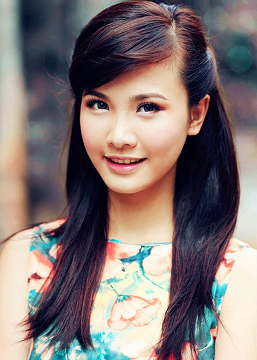 Sái Thị Hương Ly sở hữu vẻ đẹp thanh thoát. Cô được xem là bản sao của Đông Nhi và Hoa hậu Đặng Thu Thảo.