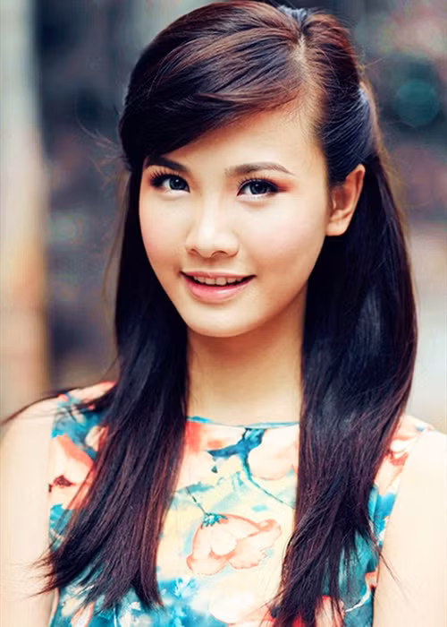 Sái Thị Hương Ly sở hữu vẻ đẹp thanh thoát. Cô được xem là bản sao của Đông Nhi và Hoa hậu Đặng Thu Thảo.