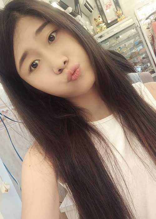 Khi không trang điểm đậm hay diện váy áo lộng lẫy, Hồng Phúc trông trẻ trung hơn.