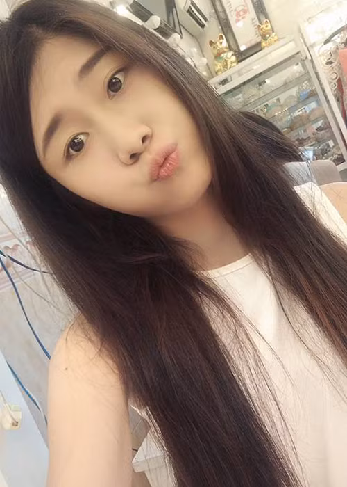 Khi không trang điểm đậm hay diện váy áo lộng lẫy, Hồng Phúc trông trẻ trung hơn.